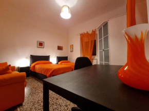 WOW HOME 2 - 175 mq - posteggio privato - davanti porto traghetti - fino a 10 posti letto - balcone